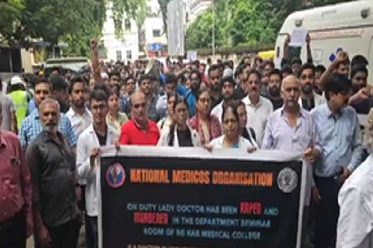 पश्चिम बंगाल में महिला डॉक्टर से दुष्कर्म व हत्‍या के खि‍लाफ बिहार में डॉक्टरों का प्रदर्शन